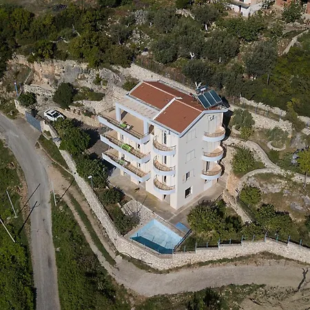 Merkuri - 3-storey With Sea View Semesterbostad *